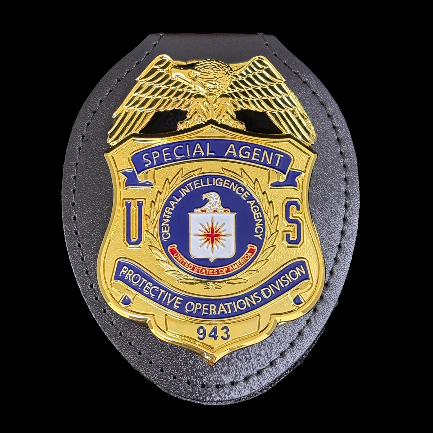 Replica del distintivo dell'agente speciale della divisione operazioni di protezione della CIA, oggetto di scena del film N. 943