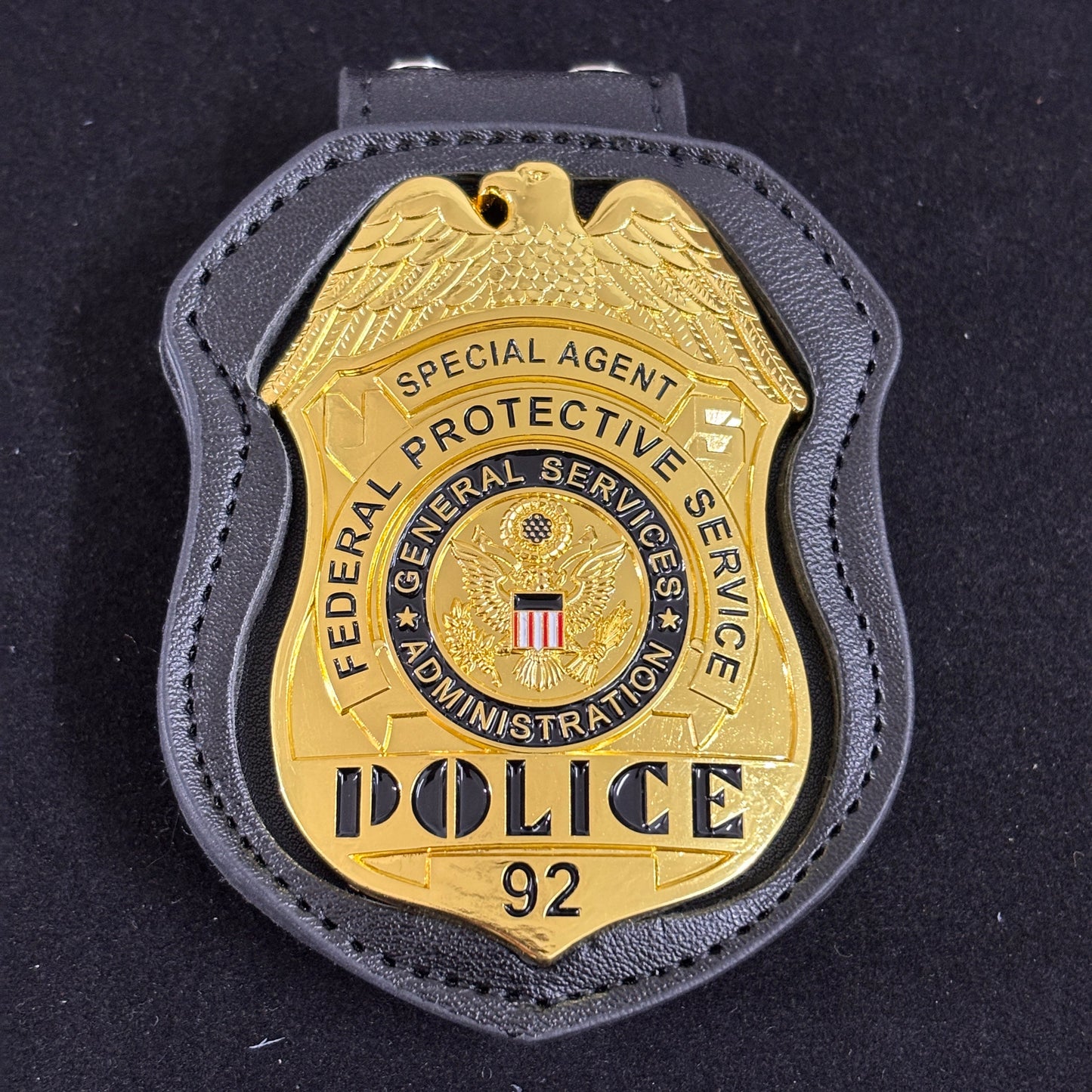 Replica del distintivo della polizia del servizio di protezione federale dell'agente speciale con 92 oggetti di scena del film