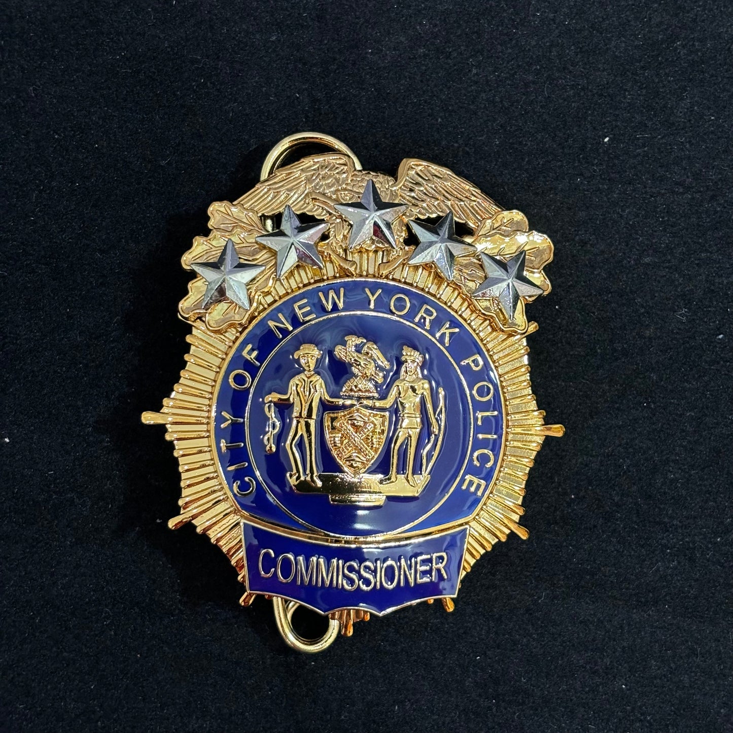 Replica del distintivo della polizia di New York NYPD, oggetti di scena del film 5 stelle