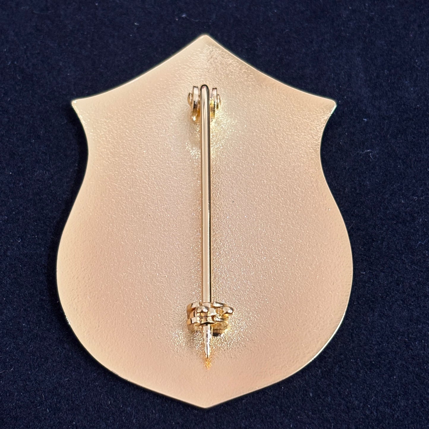 Replica del distintivo della Commissione Internazionale di Polizia con numero personalizzato, oggetti di scena del film