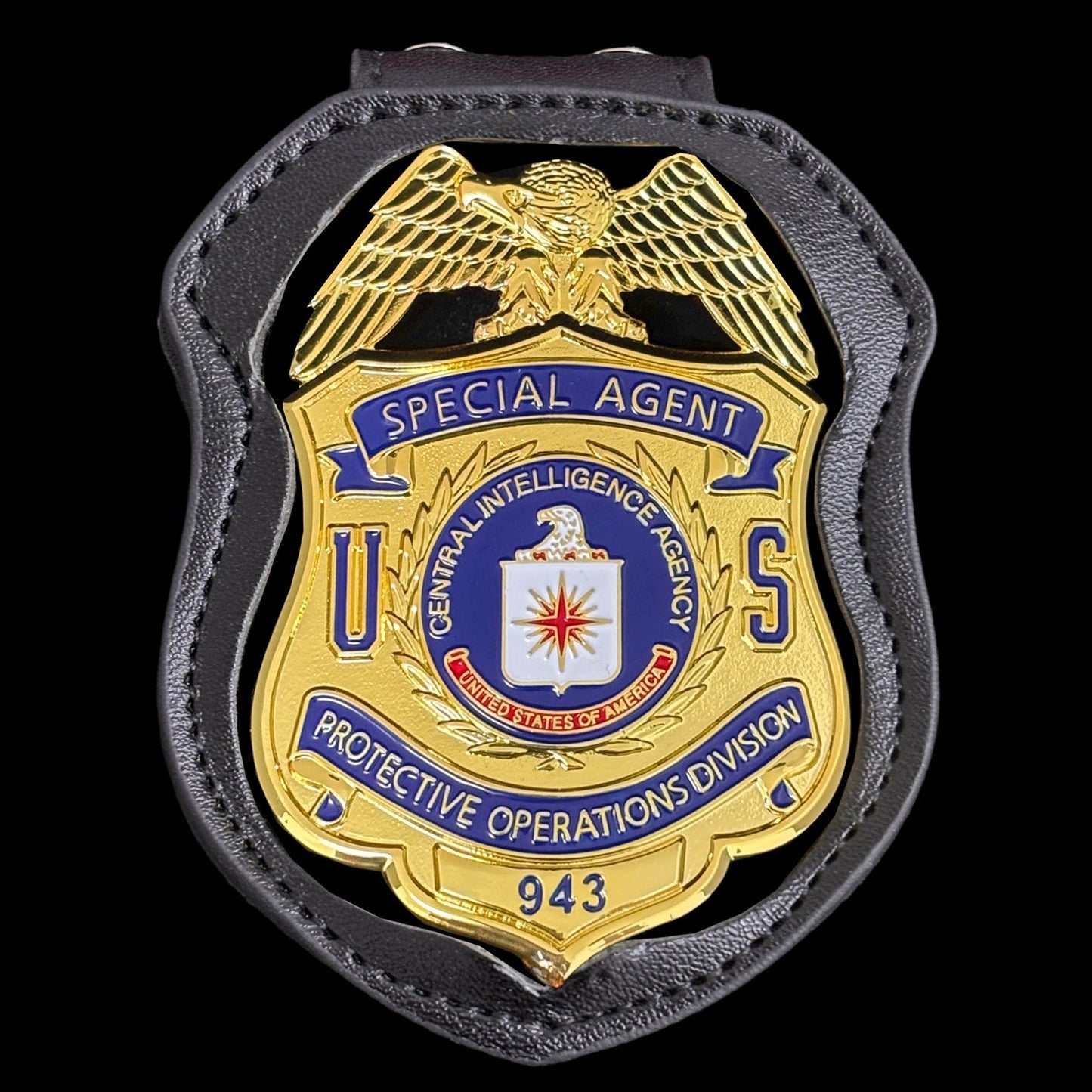 Replica del distintivo dell'agente speciale della divisione operazioni di protezione della CIA, oggetto di scena del film N. 943