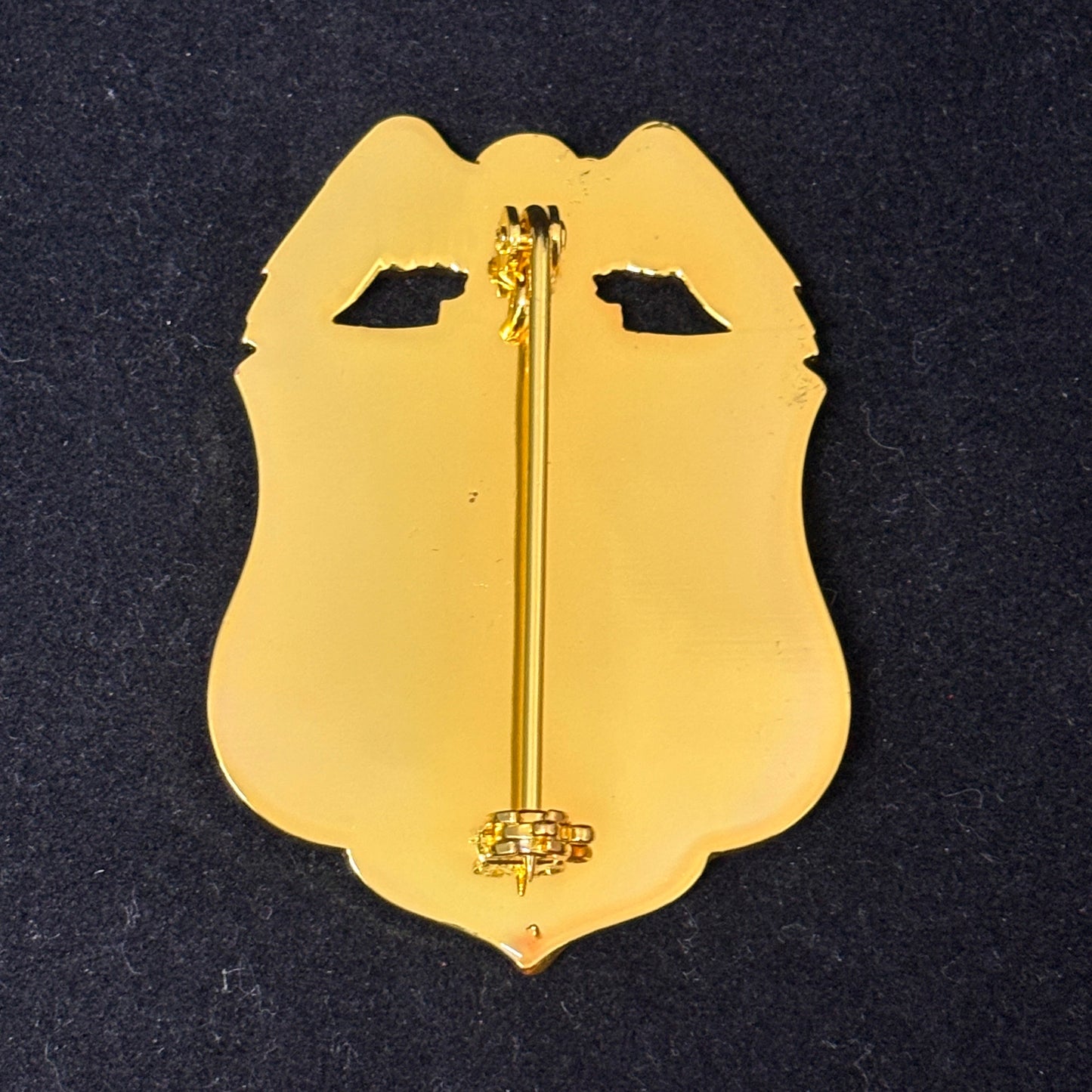 Replica del distintivo dell'agente speciale della divisione operazioni di protezione della CIA, oggetto di scena del film N. 943