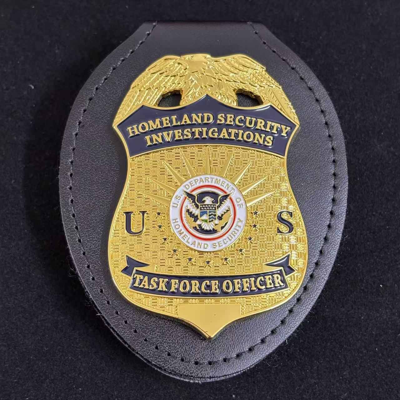 Replica del distintivo da ufficiale della task force TFO dell'HSI degli Stati Uniti per le indagini sulla sicurezza interna, oggetti di scena del film