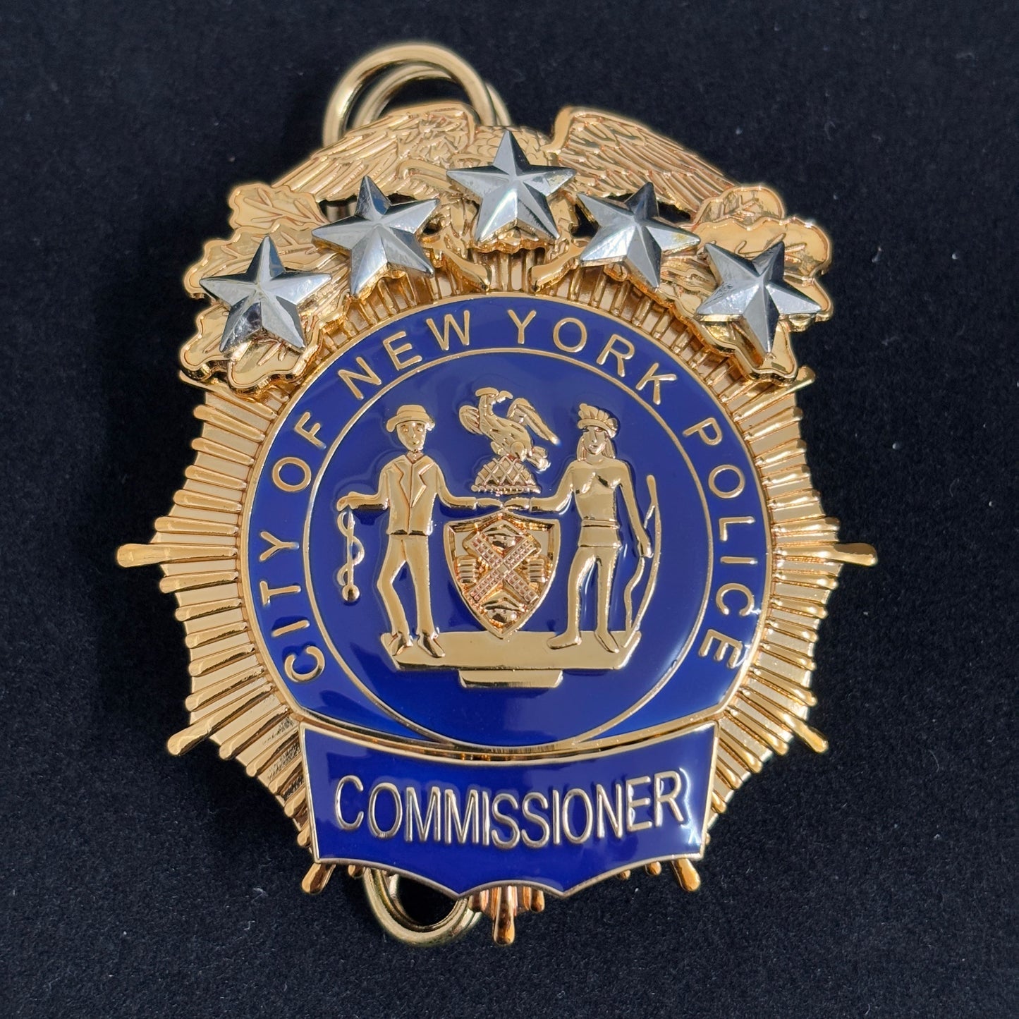 Replica del distintivo della polizia di New York NYPD, oggetti di scena del film 5 stelle
