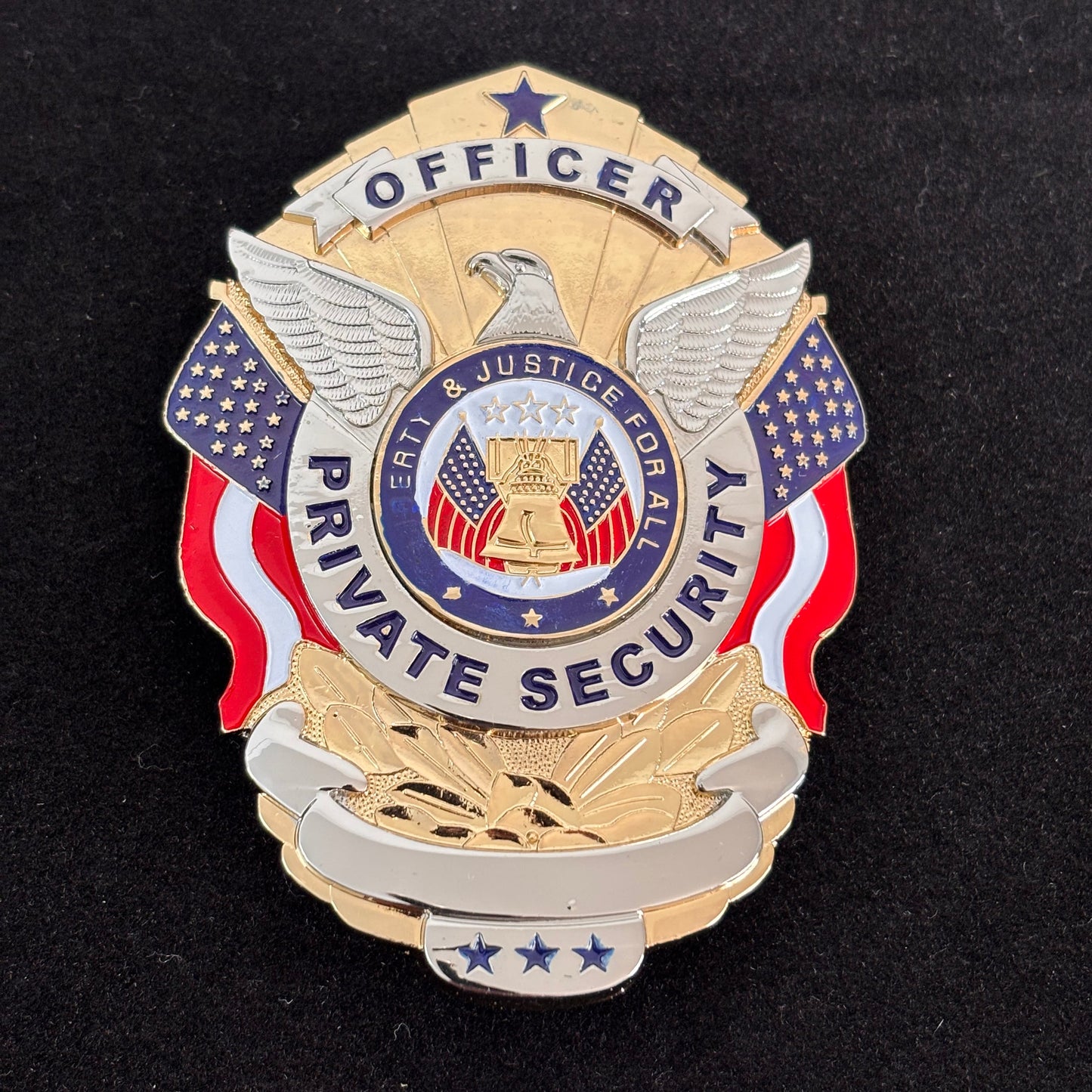 Distintivo di sicurezza privata per ufficiali "Liberty &amp; Justice For All" con replica di stella, oggetti di scena del film