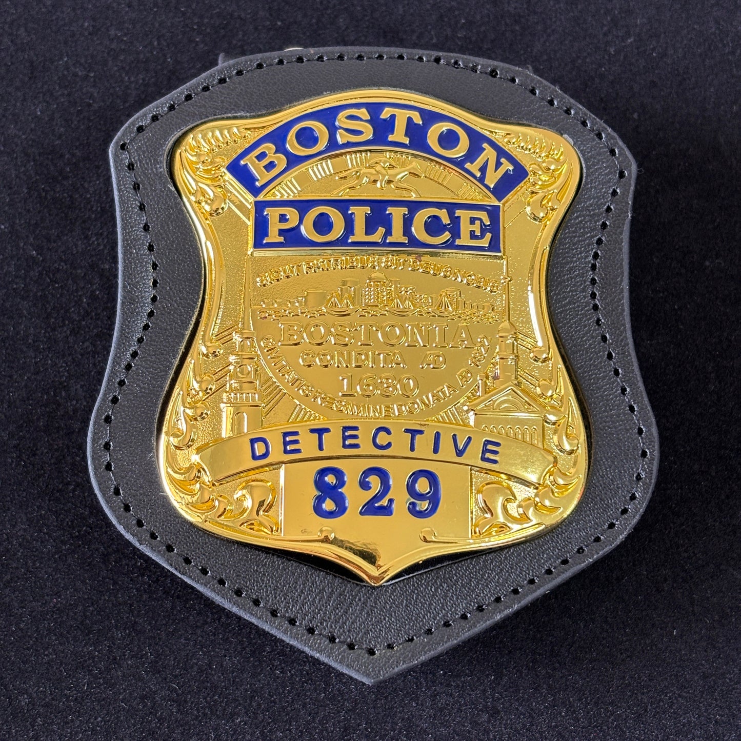 Distintivo da detective della polizia di Boston con numero 829 