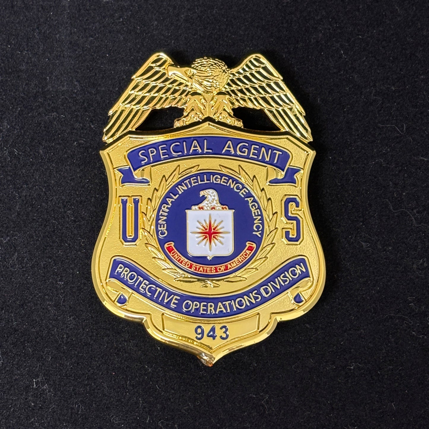 Replica del distintivo dell'agente speciale della divisione operazioni di protezione della CIA, oggetto di scena del film N. 943