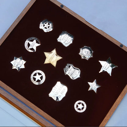 Set di distintivi in ​​argento sterling Franklin, oggetti di scena del film