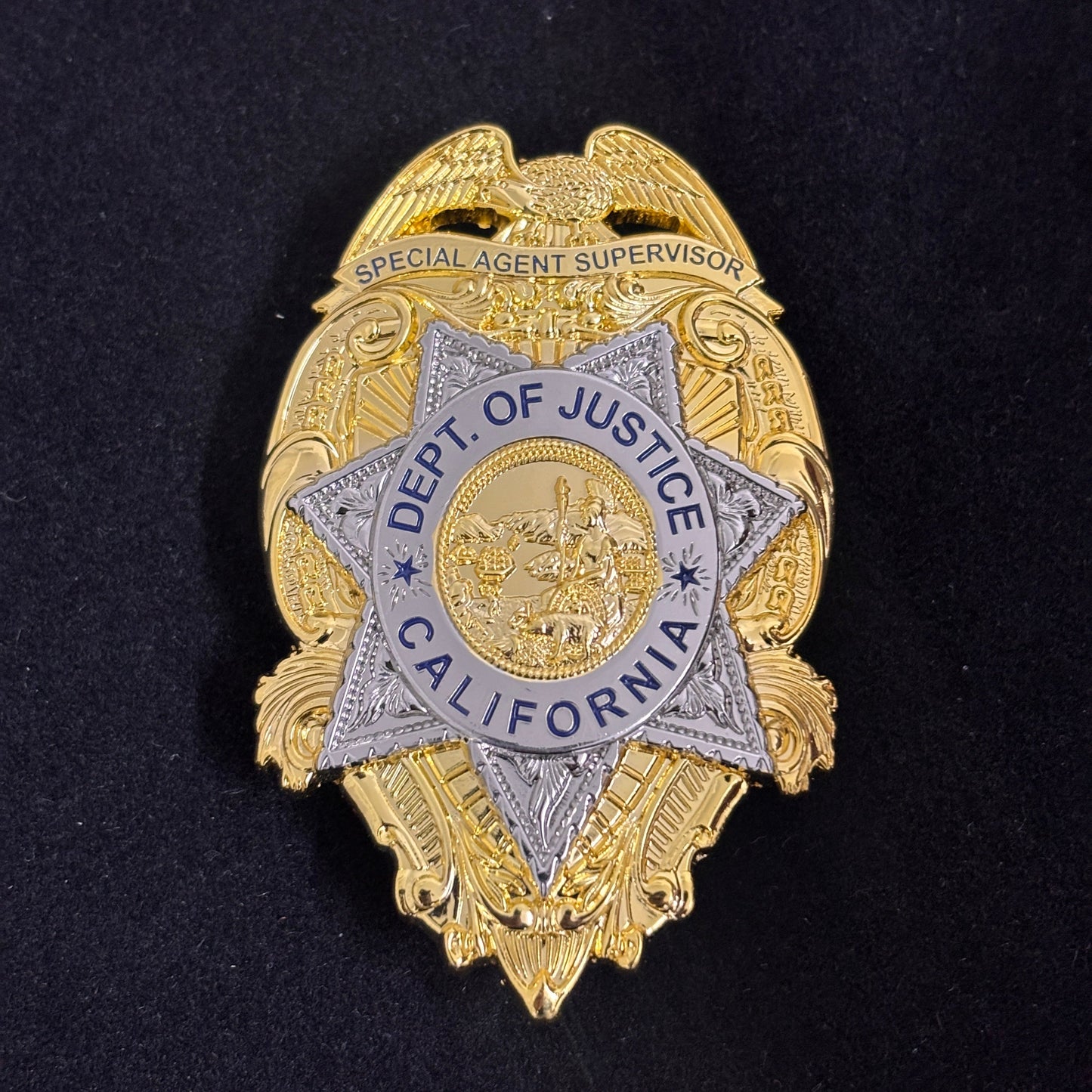 Replica del distintivo da supervisore dell'agente speciale del Dipartimento di Giustizia della California degli Stati Uniti, oggetto di scena del film
