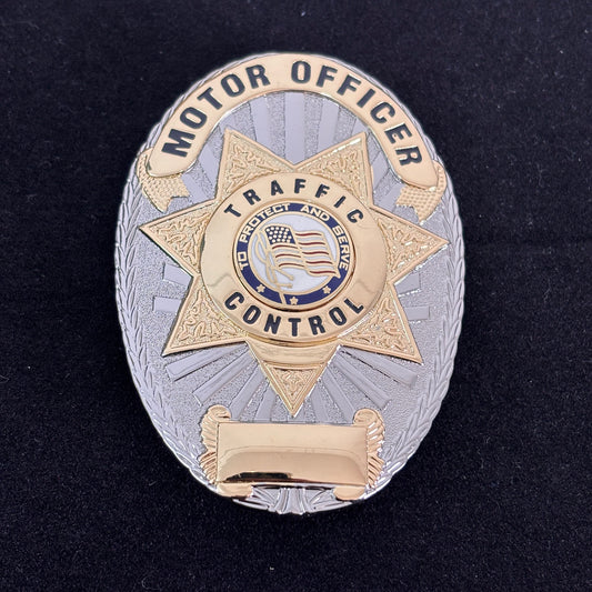 Per proteggere e servire il controllo del traffico, replica del distintivo dell'agente di polizia stradale, oggetti di scena del film 