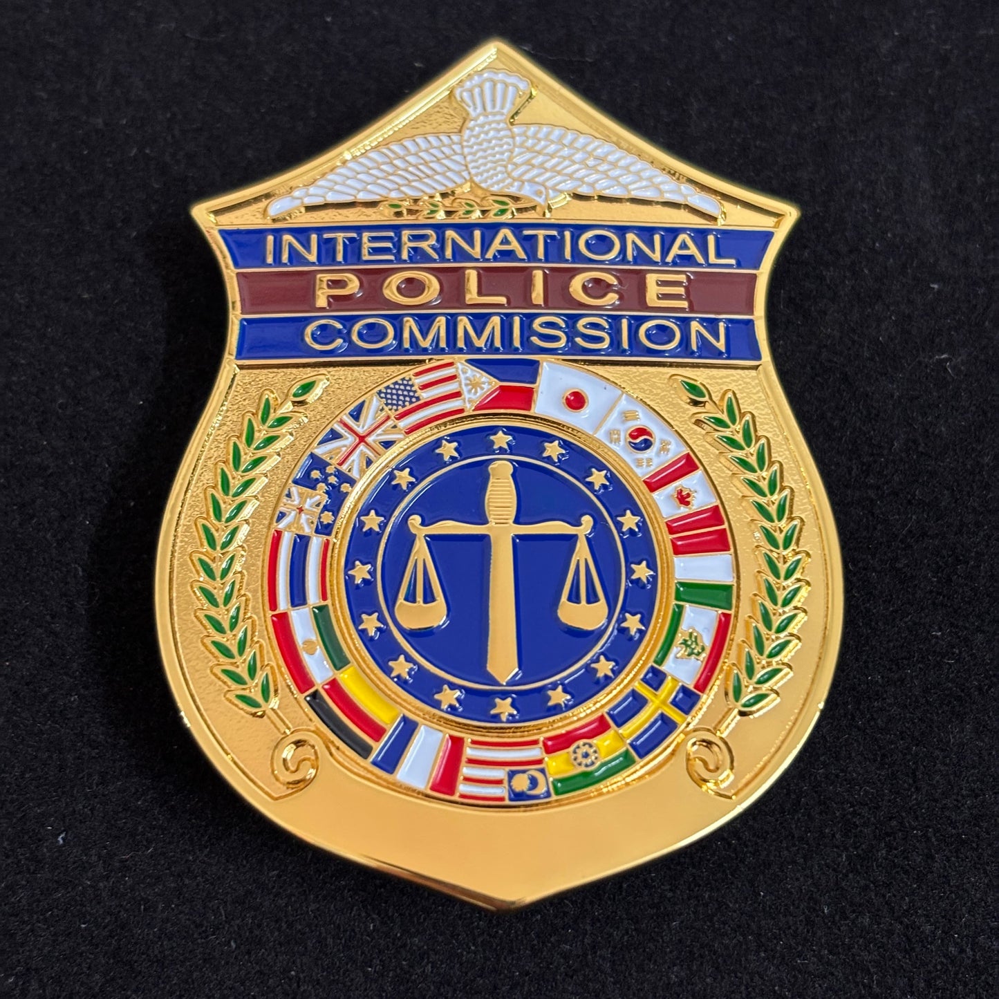 Replica del distintivo della Commissione Internazionale di Polizia con numero personalizzato, oggetti di scena del film