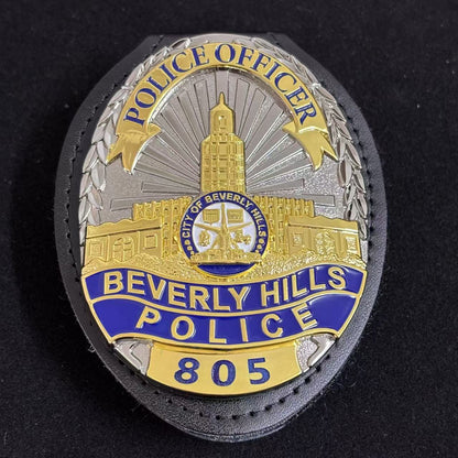 Placa de policía de Beverly Hills con el número 805