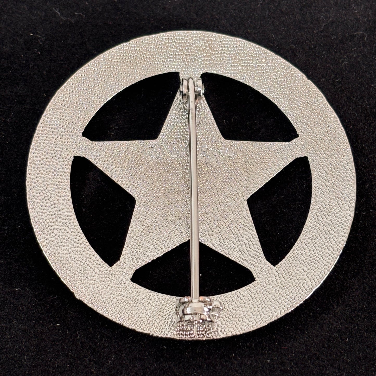 Replica del distintivo dell'agente di sicurezza "Integrità e orgoglio di servire" - Oggetti di scena del film