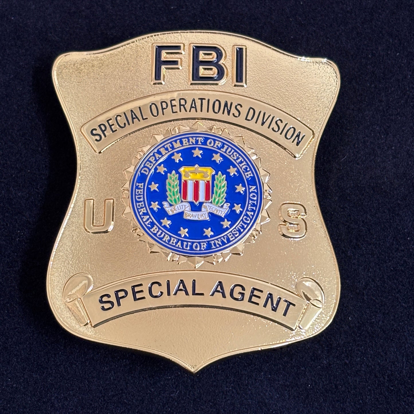 Replica del distintivo di oggetti di scena del film dell'agente speciale dell'FBI della Divisione Operazioni Speciali degli Stati Uniti